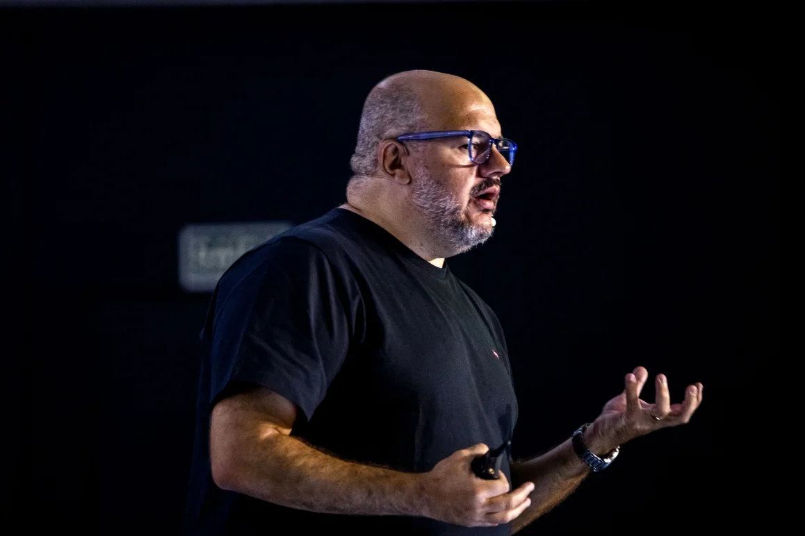 Anderson Melo apresentando ao vivo